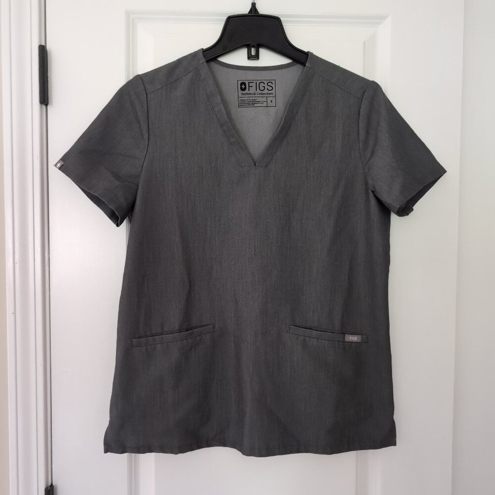 Small FIGS Technical Collection Casma Three Pocket Scrub Top Gray Graphite